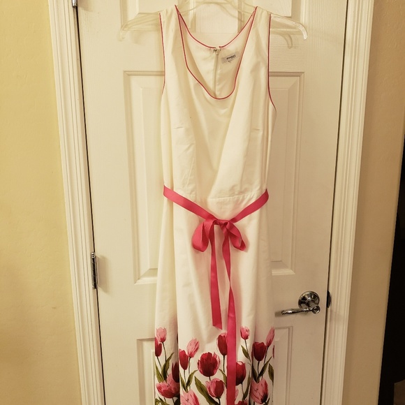 Lovely Dress White with Tulips on bottom Size 22 - Picture 1 of 7